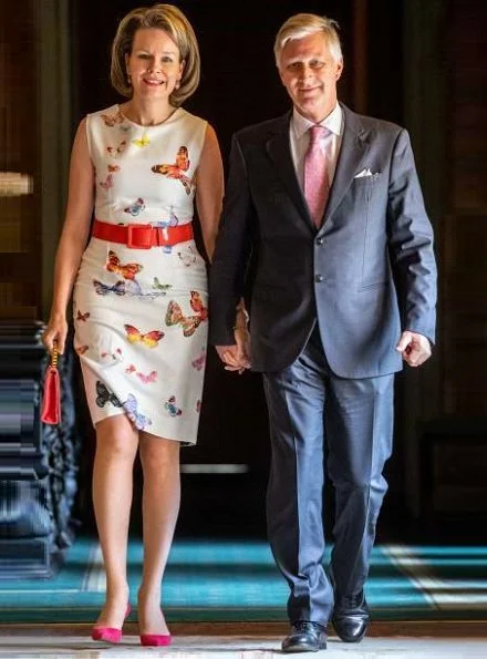 Queen Mathilde wore a butterfly print sleeveless dress by Bernard Depoorter. Crown Princess Elisabeth, Princess Eléonore and Prince Emmanuel