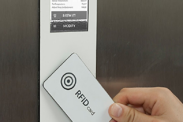 透過跟著原材料來的 RFID 卡，你可以直接設定 Brewie 知道釀啤酒的程序，數位時代翻攝自 Brewie 網站。