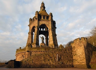 Monumento al Kaiser Guillermo I en Porta Westfalica Monumento al Kaiser Guillermo I en Porta Westfalica