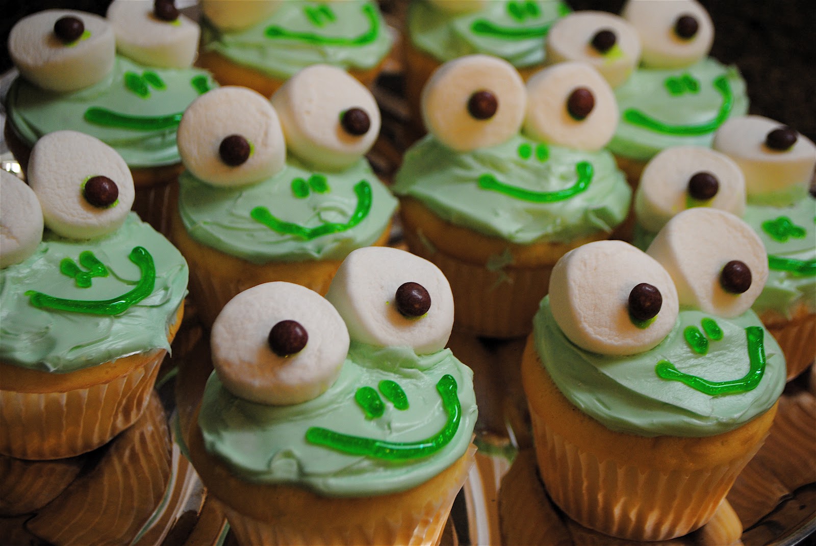 frog+cupcake+too.JPG (1600×1071) | Birthday desserts, Kids birthday ...