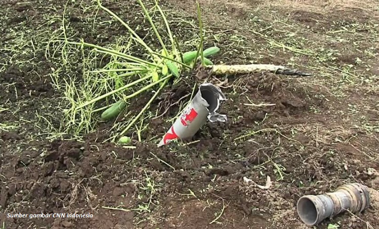 Roket TNI Tipe R-Han 122B Nyasar di Kebun Pepaya Roket TNI Tipe R-Han 122B Nyasar di Kebun Pepaya