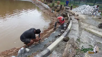 Bizzarri tirando os pontos de nível para fazer o acabamento do muro de pedra em Cotia-SP, sendo muro de pedra para a contenção do barranco em volta do lago. 15 de maio de 2017.