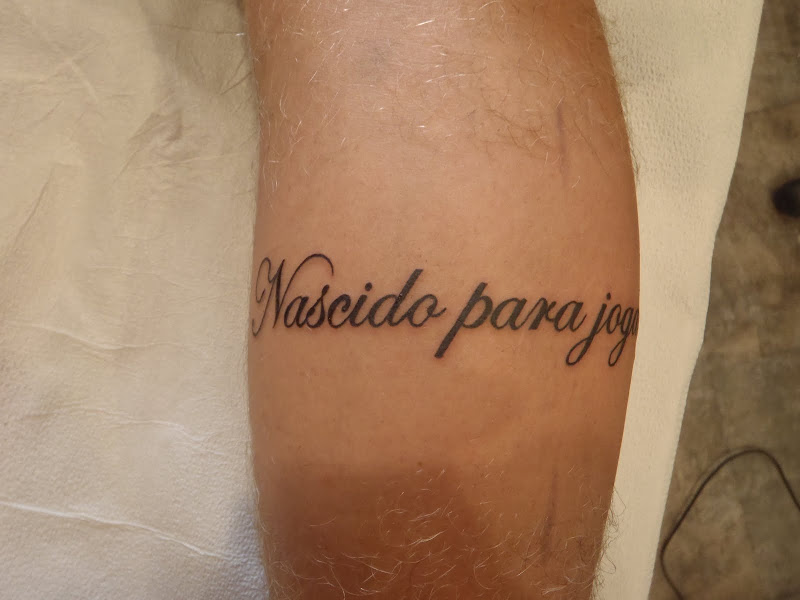 Another first-timer at No Ka Oi. A portuguese phrase around his calf  title=