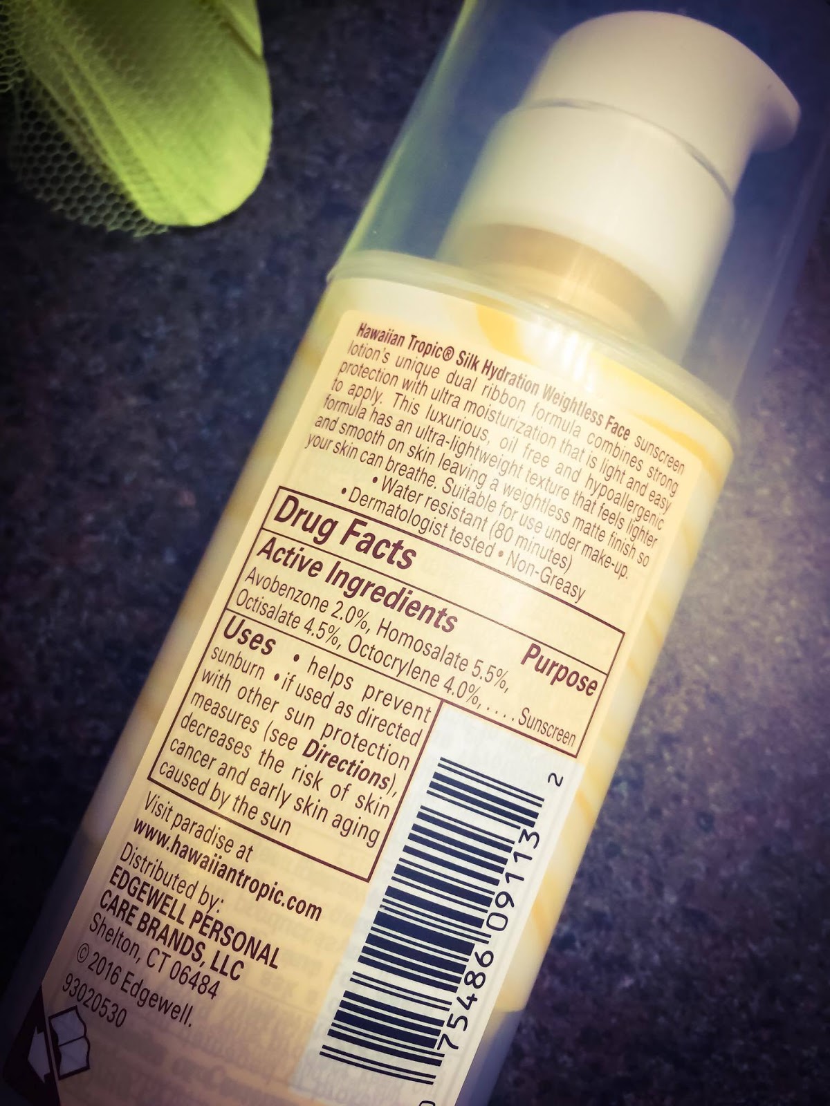 Cuppy Cakes Hawaiian Tropic Silk Hydration Weightless Face Sunscreen