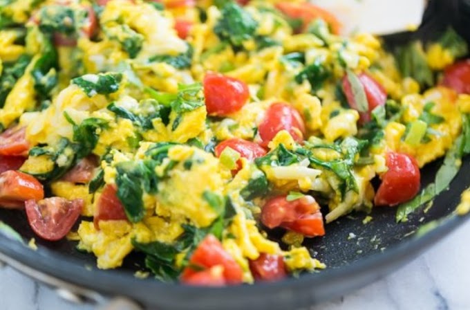 Mediterranean Scrambled Eggs with Spinach, Tomato and Feta #healthy #paleo