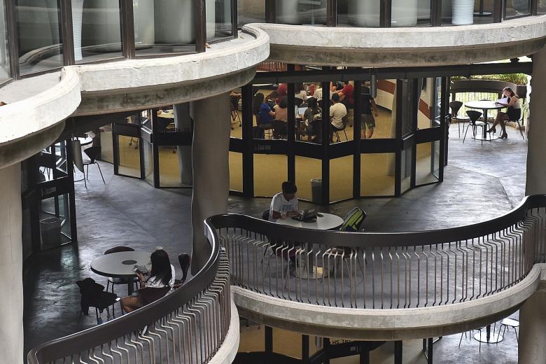 Helge Scherlund's eLearning News: SMU, NTU offer more options, places ...