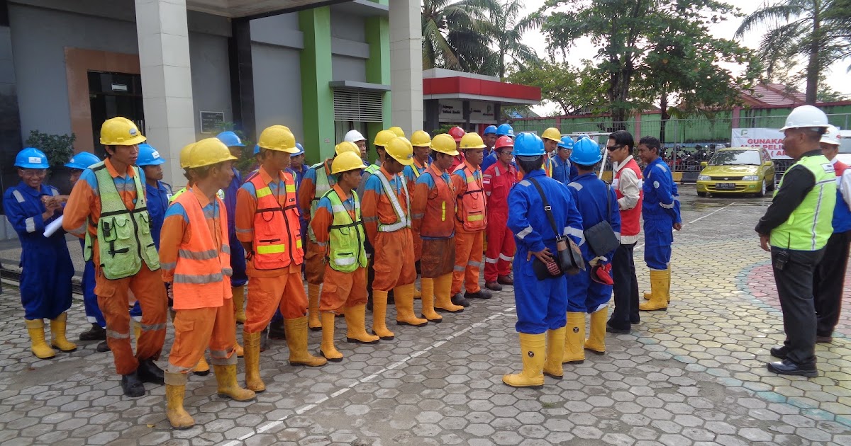 Заводской рабочий. Safety talking. Россети сибирь. Safety talking. Safety talking.