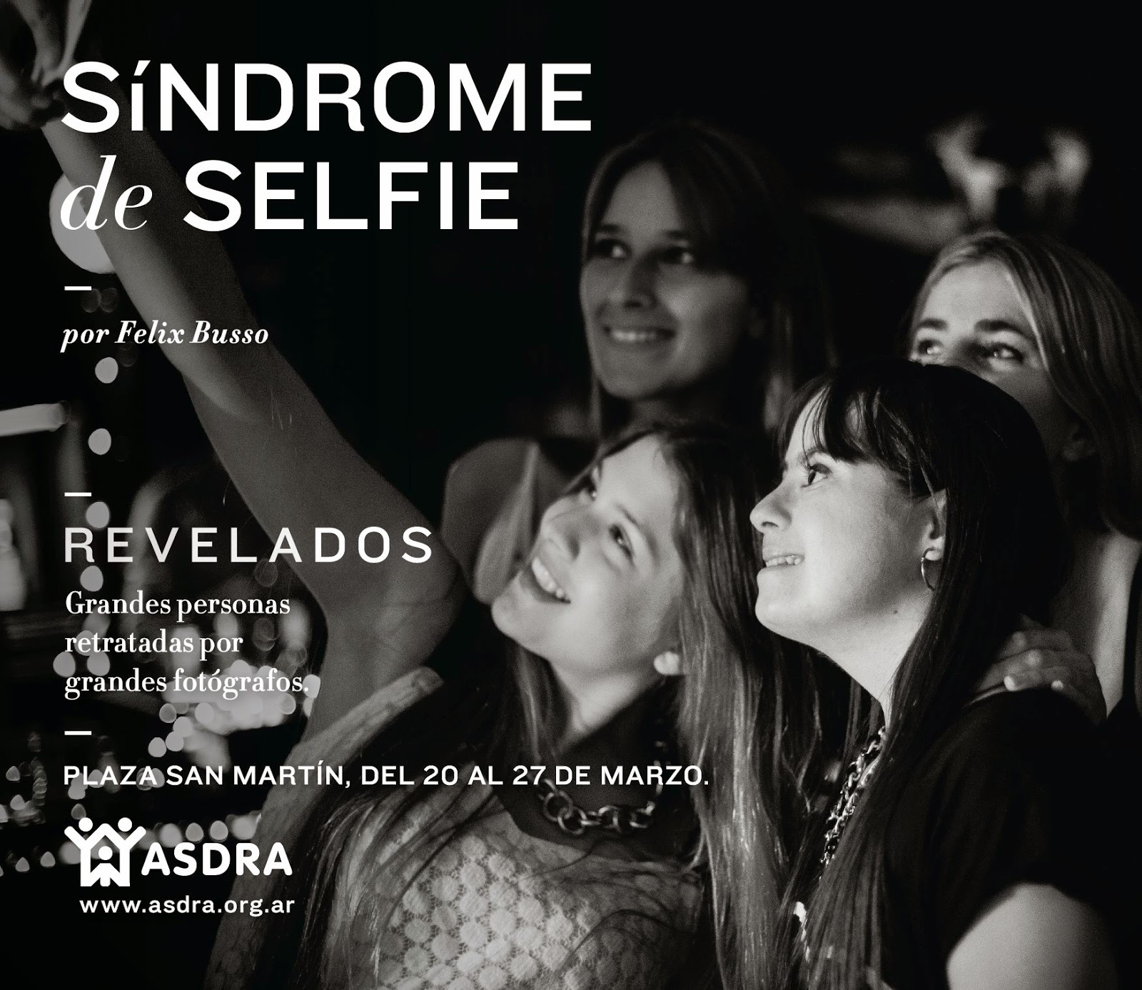 La imagen es de un grupo de cuatro chicas tomandose una foto estilo "selfie" una de ellas tiene Síndrome de Down. En sobre impreso el título de la foto y datos de la campaña.