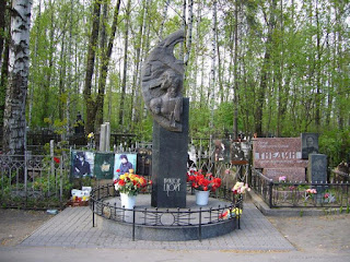 Pamjatnik Tsoy 1 mogila