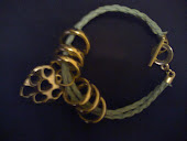 pulseira cordao de couro azul c elos e pingente coraçao dourado