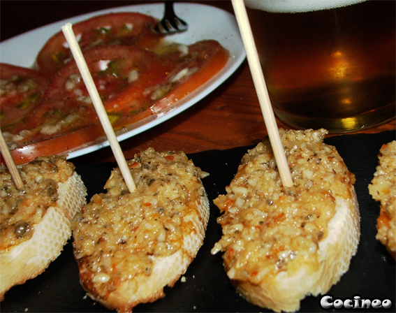 Tostas de queso de oveja al pimentón