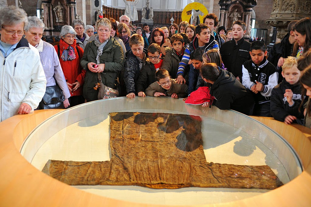 Ο άρραφος χιτώνας του Χριστού στον Καθολικό Ναό της Τρηρ (Trier) Γερμανίας. http://leipsanothiki.blogspot.be/