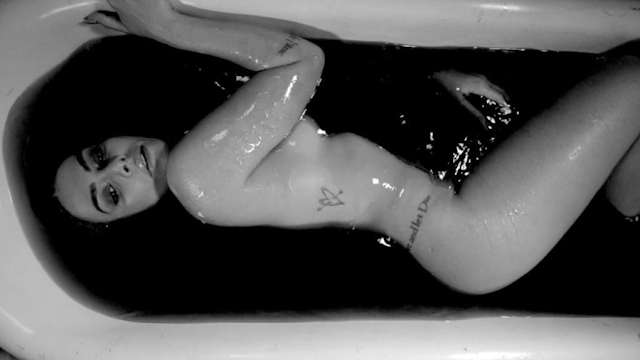 Cleo Pires posa pelada na banheira