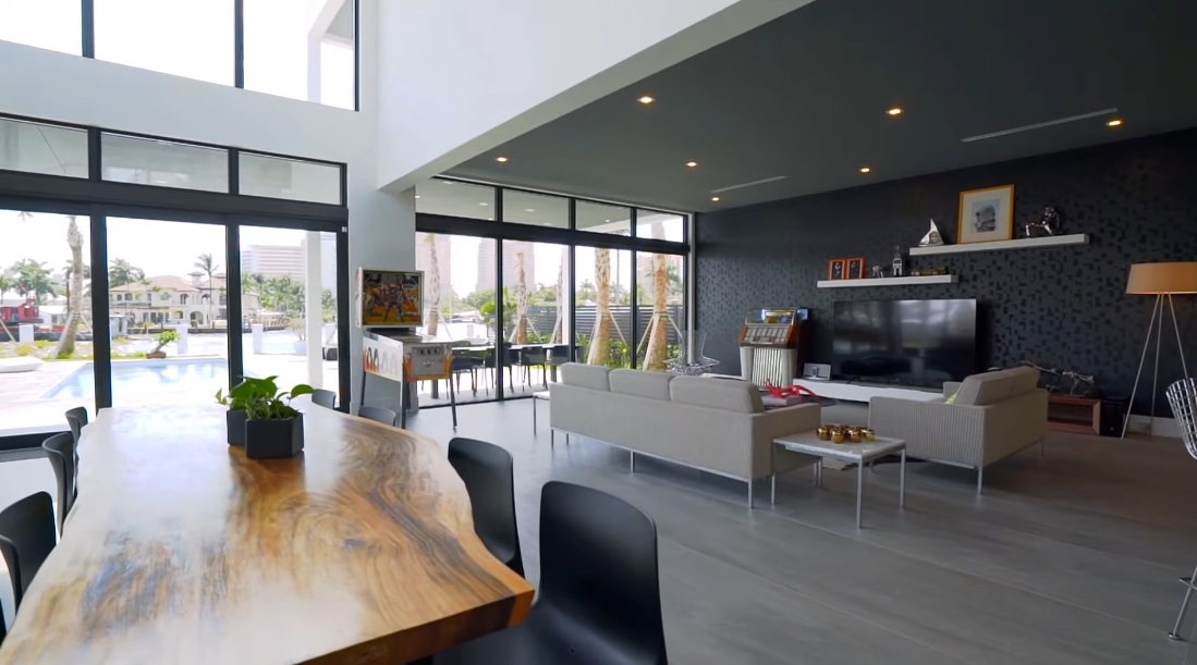 Tour 2900 NE 24th Ct, Fort Lauderdale, FL vs. 39 Interior Design Photos