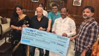jharkhand-cm-gives-rs-50-lakh-cheque-to-begum-jaan-team