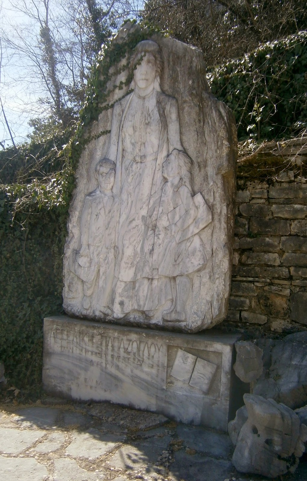 το μνημείο της Αγγελικής Παπάζογλου στη Βίτσα Ζαγορίου