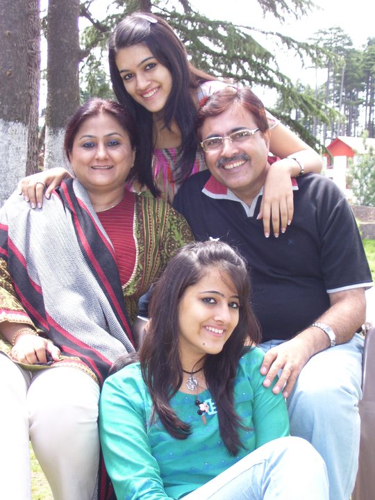Bollywood Actress Kriti Sanon with her Parents Father Rahul Sanon, Mother Geeta Sanon & Younger Sister Nupur Sanon | Bollywood Actress Kriti Sanon Family Photos | Real-Life Photos