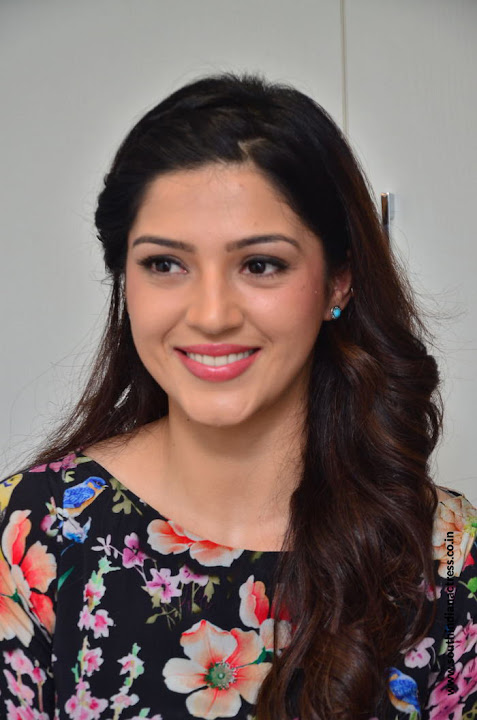 Mehreen Pirzada at Naturals Salon launch