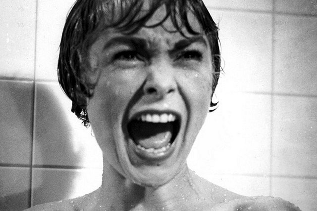 Fotograma de la película de Psicosis. Muestra a una mujer que grita en la ducha.