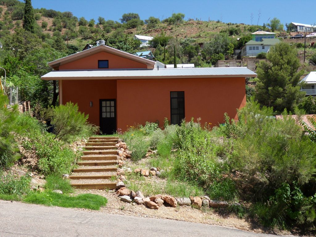 Shackleton Modern Vacation Home Rental in Historic Old Bisbee