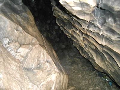 Внутри прохода в Сугомакской пещере