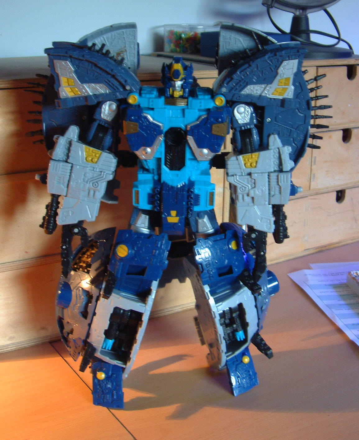 THE TRANSFORMERS CYBERTYRON PRIMUS