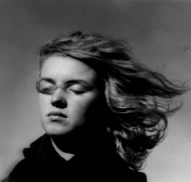 Poema Marilyn, de Juan Calero Rodriguez; Fotografía de Marilyn Monroe. Lib. de Referencia: Coexistencia, de Carlos Morales, Ed. El toro de Barro. Poema Marilyn, de Juan Calero Rodriguez; Fotografía de Marilyn Monroe. Lib. de Referencia: Coexistencia, de Carlos Morales, Ed. El toro de Barro.