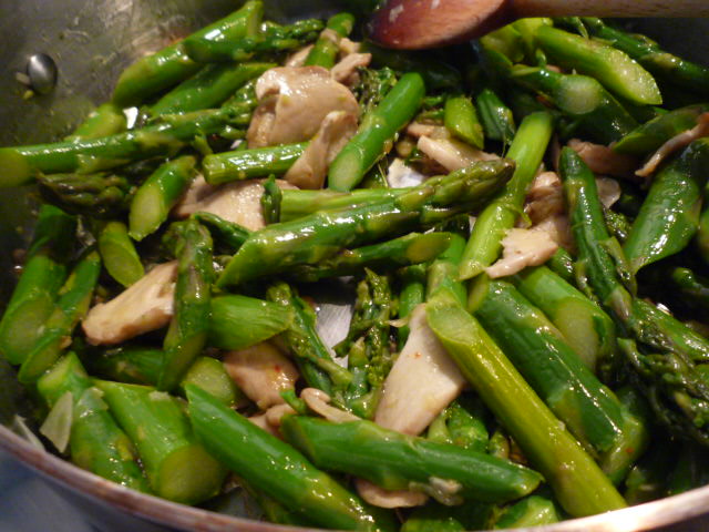 Bolli&amp;#39;s Kitchen: Asperges vertes sautées avec mousserons - Gebratener ...