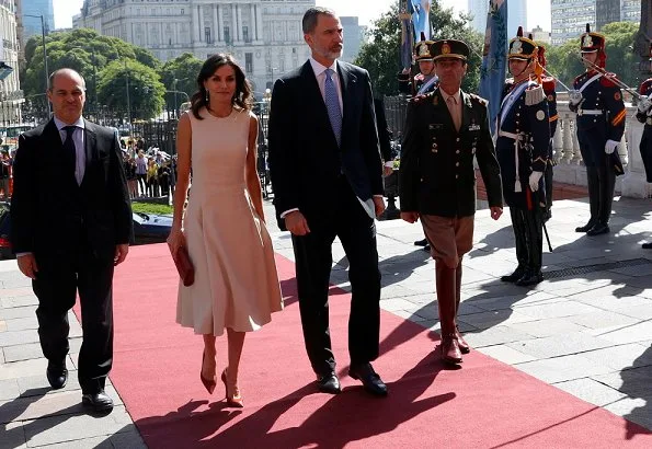 Queen Letizia wore a new midi dress by Pedro del Hierro. President Mauricio Macri and First Lady Juliana Awada