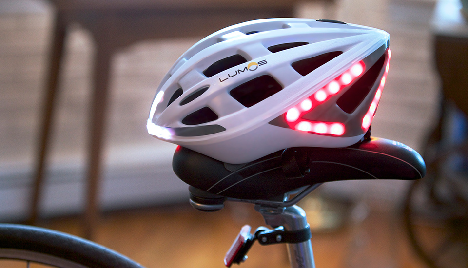 Lumos um capacete luminoso para ciclistas Aberto até de Madrugada