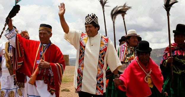Inka császárnak öltözött beiktatásán bolíviai elnöke