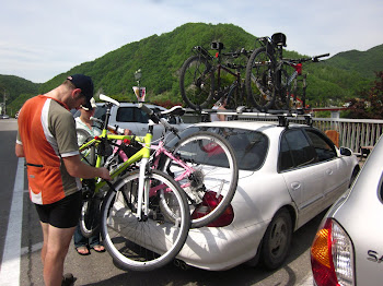 The car all loaded with the five bikes