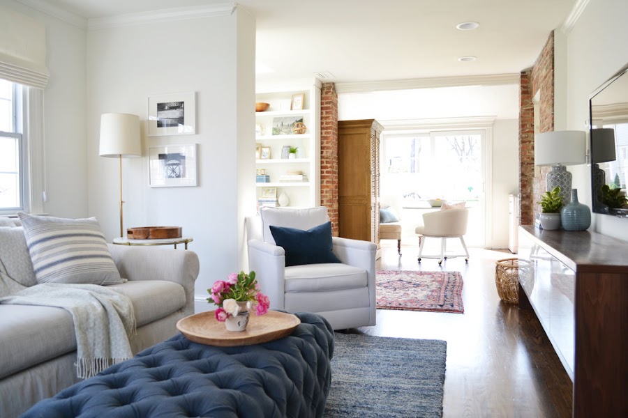 Sala de estar en un salón alargado