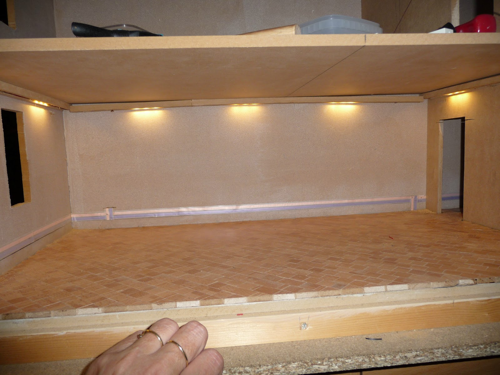 Een houten poppenhuis uitbreiden met verlichting: Stap voor stap