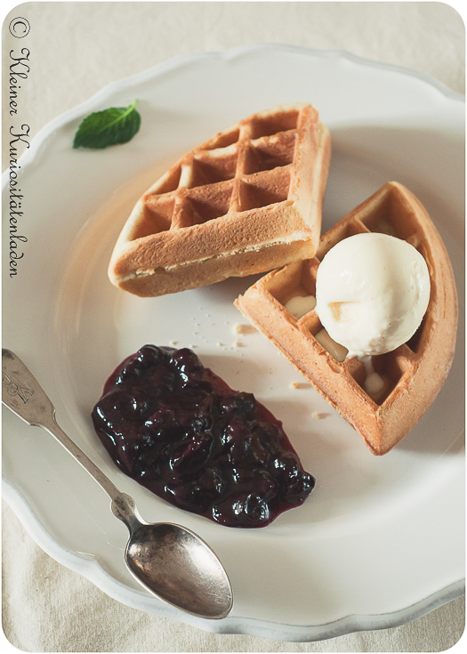 Buttermilchwaffeln mit Blaubeersauce