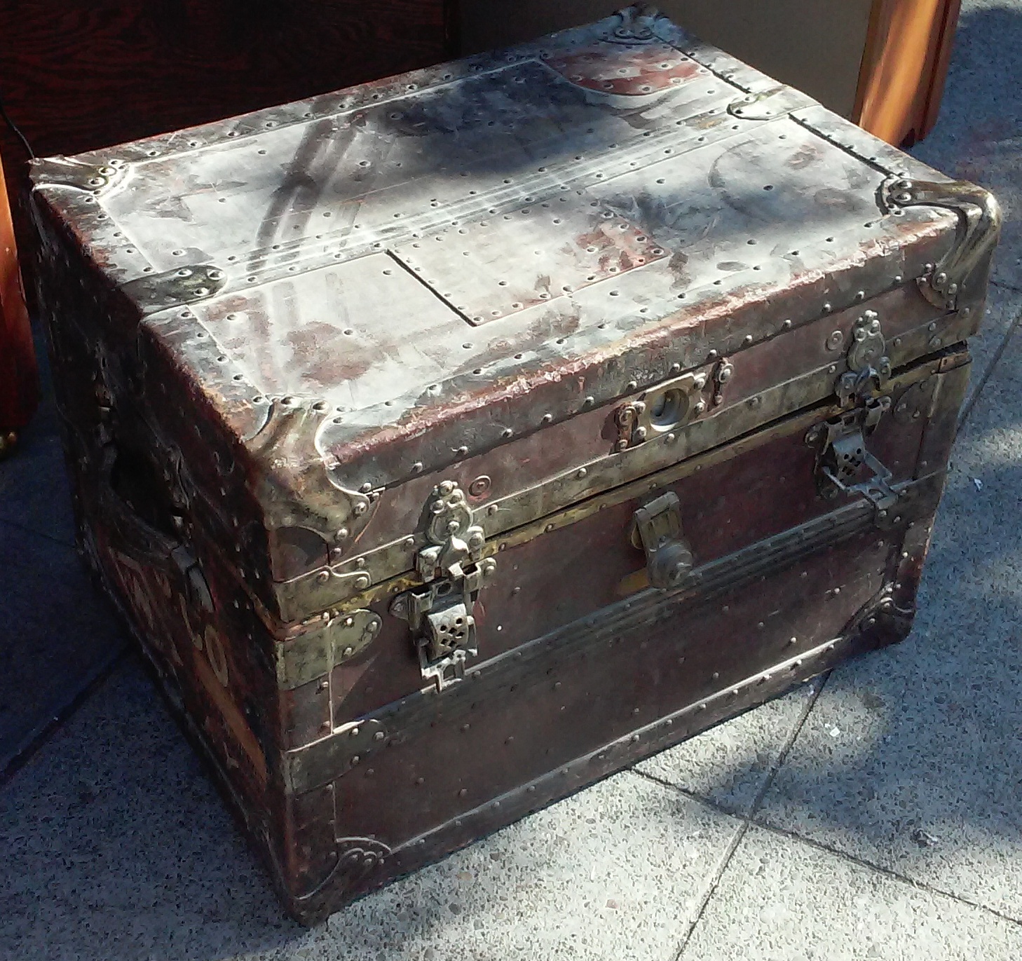 UHURU FURNITURE & COLLECTIBLES SOLD 6502 Mini Steamer Trunk 60