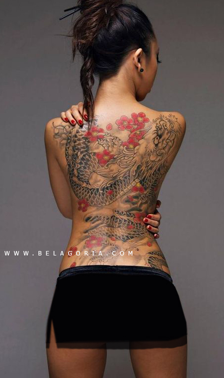 vemos a una mujer asiática muy sexy, con el tatuaje de un dragon que le cubre la espalda entera