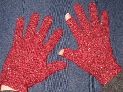 http://buttonsandbeeswax.com/patterns/mitts-and-gloves/photographyiphone-gloves/