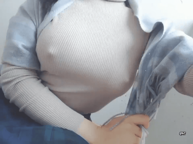 니트 위로 툭튀