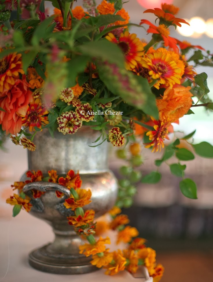 FOCAL POINT STYLING: DECORATING WITH URNS FOR AUTUMN & THANKSGIVING