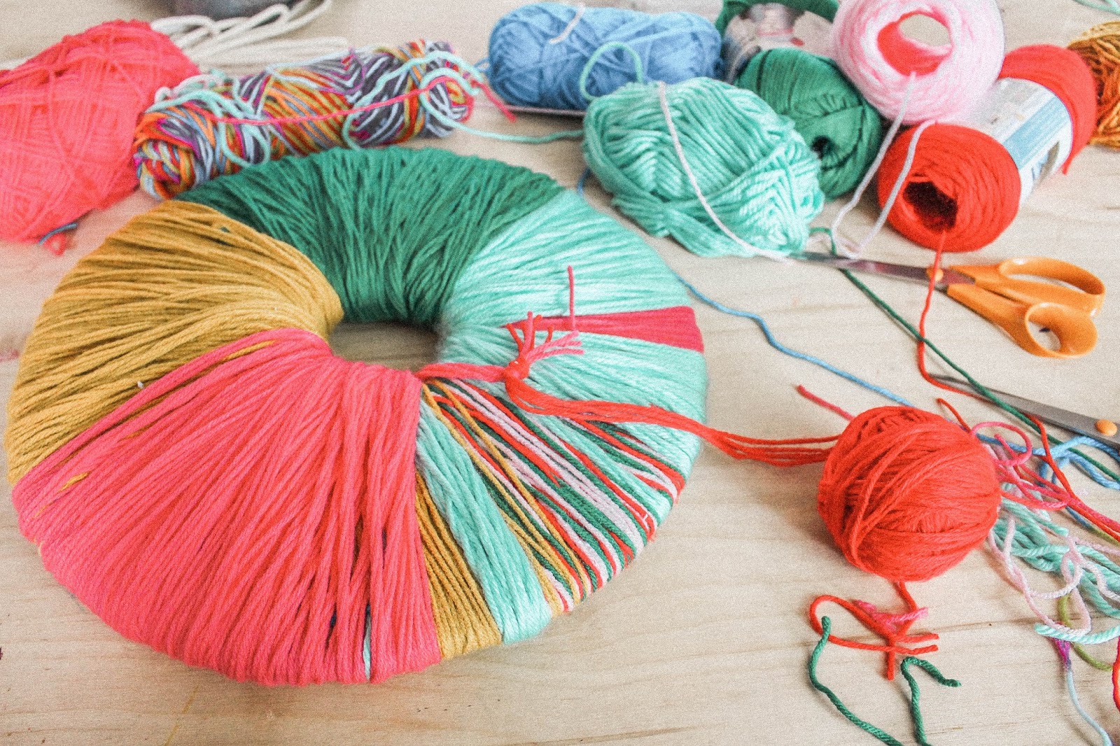 DIY Giant Pom Pom Tree Topper