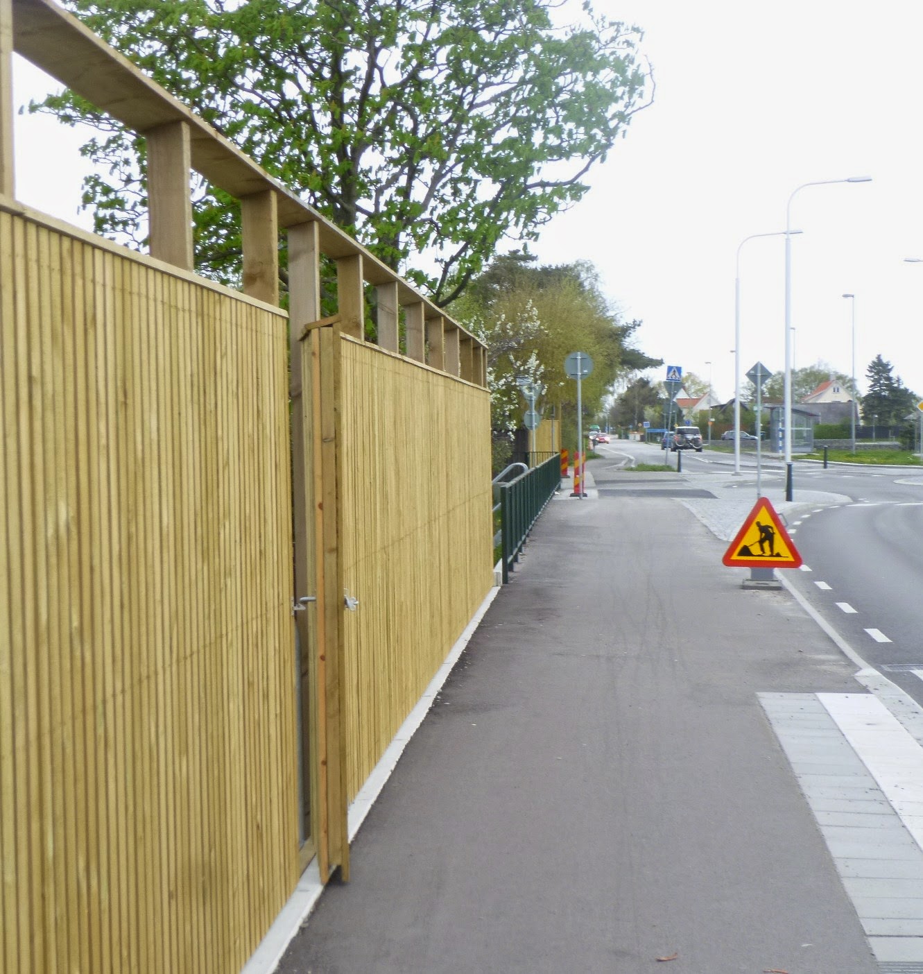 Strandhemliv: Farlig dörr i planket vid busshållplatsen