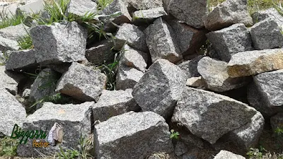 Pedra para escada de pedra do tipo pedra rachão sendo rachão de pedra de corte manual com vários tamanhos e várias cores. Esse tipo de pedra e a sobra de quando está sendo tirado a pedra paralelepípedo ou a pedra folheta, vão sobrando esses tipos de pedra que dá para fazer maravilhosas escadas de pedra.