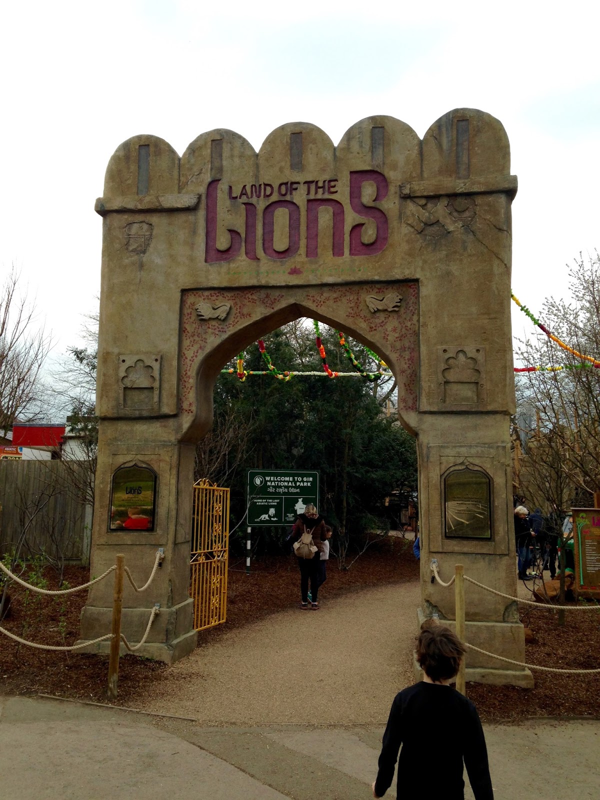 Зоопарк земля. Лондонский зоопарк земля Львов. Ворота центрального лондонского зоопарка. Центральный зоопарк в Лондоне. Лондонский зоопарк львы.