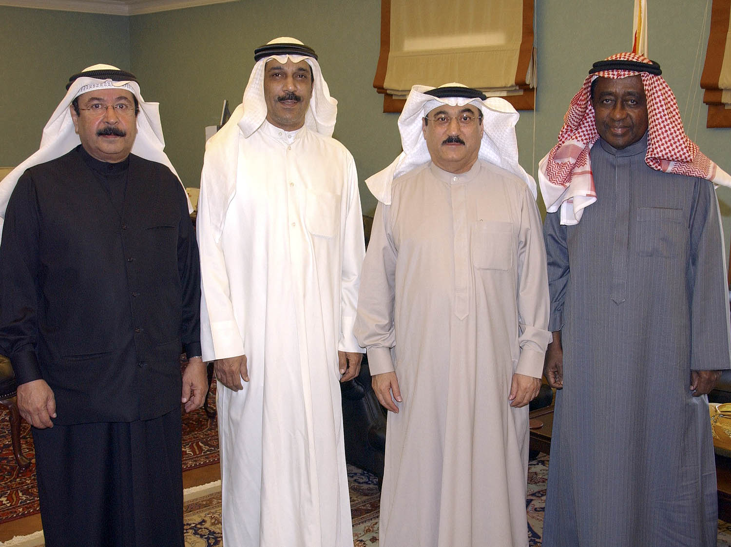 Арабские группы. Кувейт арабы-кувейтцы. Много арабов. Национальная одежда Кувейта. Национальный наряд в Кувейте.