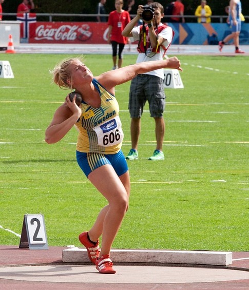 45 Soal Dan Tanggapan Perihal Tolak Peluru Pilihan Ganda Essay