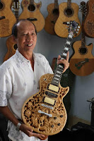 Pak I Wayan Tuges, 59, mengaku dapat ide memadukan seni batik dan gitar berasal dari gurunya, yakni seorang seniman berkebangsaan Kanada dan Amerika Serikat. Pada tahun 2005 dia mulai belajar dan Pada tahun 2007, kreasinya telah di ekspor ke Australia, Kanada, Amerika, dan Negara-negara Eropa. 