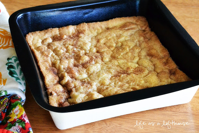 Snickerdoodle Blondies are soft and delicious snickerdoodles filled with white chocolate chips. Life-in-the-Lofthouse.com