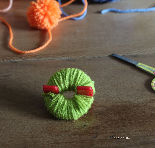 Make a pom pom toy for your cat Akamatra