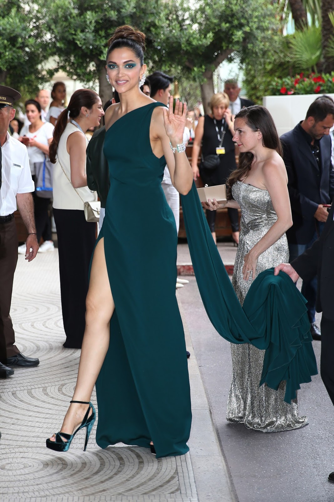 Deepika Padukone Irresistibly Sexy in a Green Brandon Maxwell Gown At 'Loveless (Nelyubov)' Premiere During The 70th Cannes Film Festival 2017